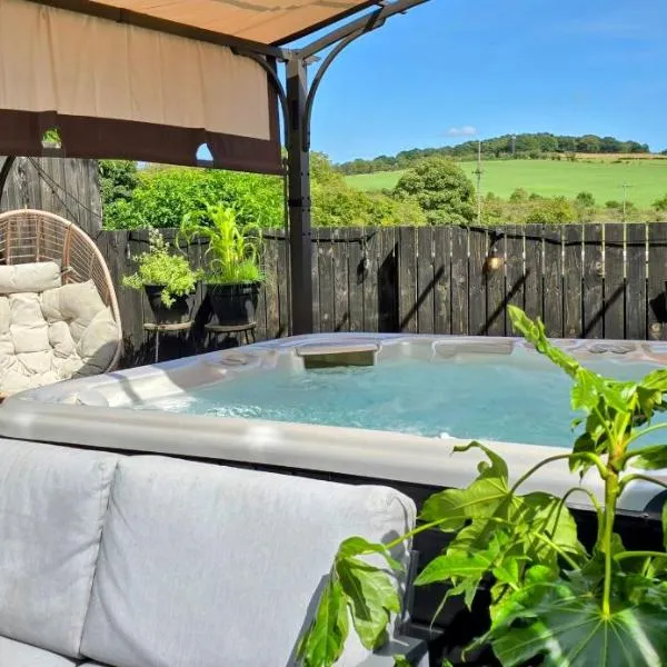 The Green Monkey Lux Suite at The Grumpy Schnauzer B&B Private Hot Tub, Gym, Breakfast, Stunning!, hotel v destinácii New Monkland