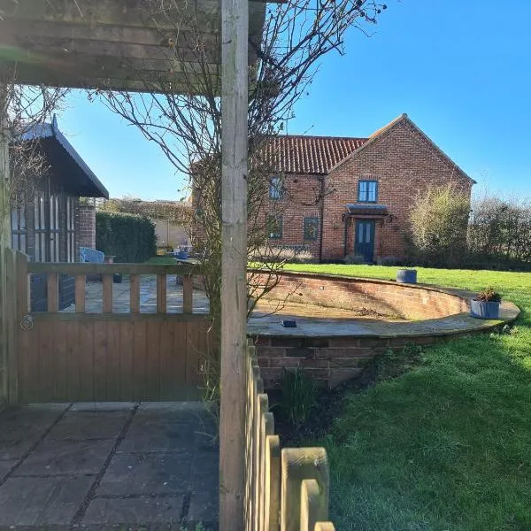 Brisley North Norfolk cosy cottage garden pub and walks, hotel in Beetley