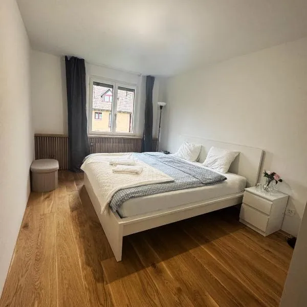 VK - H - Zürich Airport - Luxury - Homestay - Haldenstrasse - Kloten、クローテンのホテル