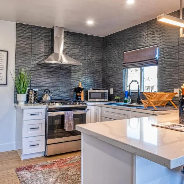 Modern Living Steps From Downtown, hotel v destinaci Walnut Creek