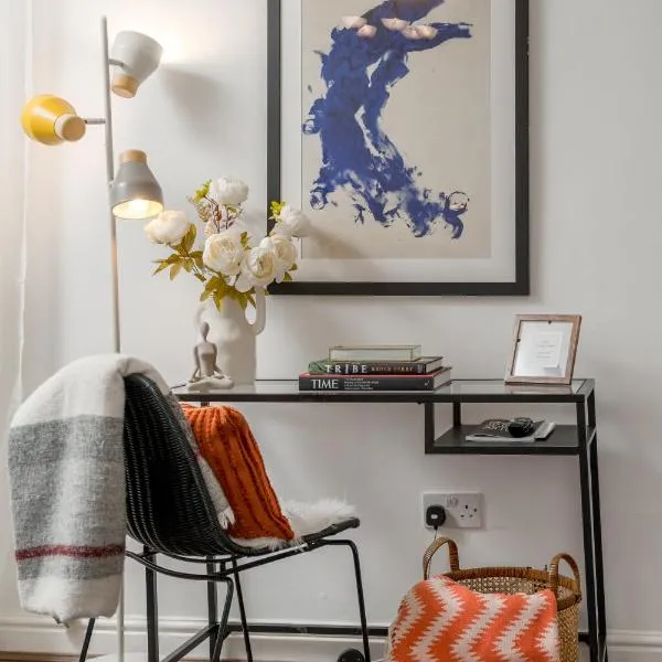 Stylish 3 bedrooms apartment 20 mins to Central London with Balcony - Open for Long Stays and Families Relocating、ウッドフォード・グリーンのホテル