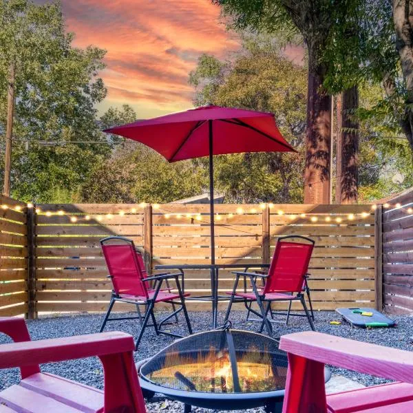 Modern 2-Story Cowboy Pool Retreat Mins to Downtown, UT Football, ACL, F1, hotel a Austin