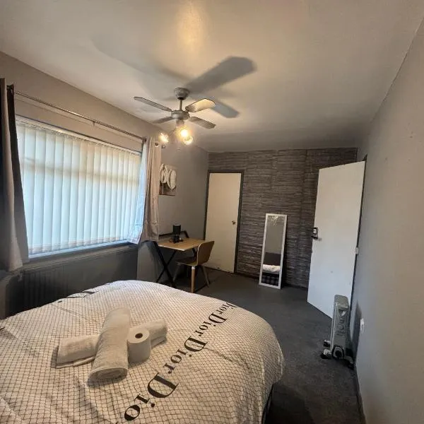 Beautiful home with large garden, hotel v destinaci Little Hulton