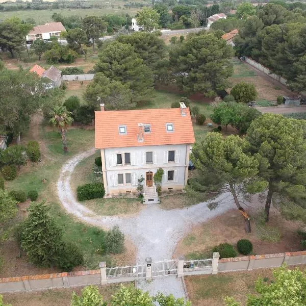 Un Nid en Camargue, готель у місті Салін-де-Жирод