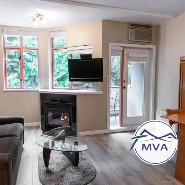 Alpenglow Lodge Studio with Pool Views by MVA, Hotel in Whistler