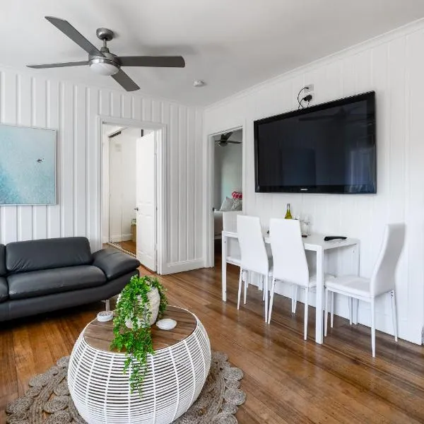 Orton Blue- Beachside getaway for 4, Pets welcome, Aircon, Park and walk to everything!, hotel v destinaci Ocean Grove