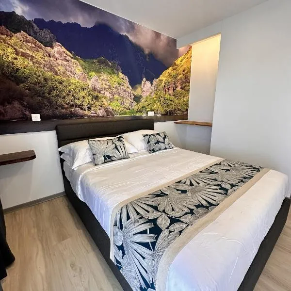 Ononui Lodge Airport, Ocean-View, Private Bathroom and Balcony, Free WiFi and Parking, On-Site Car Rental、パペーテのホテル