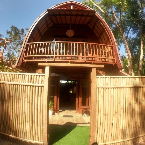 2 storey wooden house in the heart of Uluwatu, hotel di Uluwatu