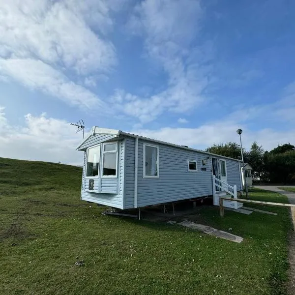 Family Beach Getaway, Pools, Mountains and more, hotel v destinaci Prestatyn