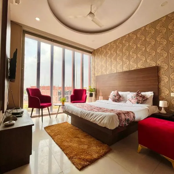 Hotel The Pearl Grand - Top Rated ! Most Awarded ! Parking ! Lift ! Luxury Rooms ! Best Selling, hotel in Chandīgarh