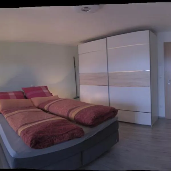 Geräumiges Zimmer mit Doppelbett, Bad und Küche, hotel in Michelfeld