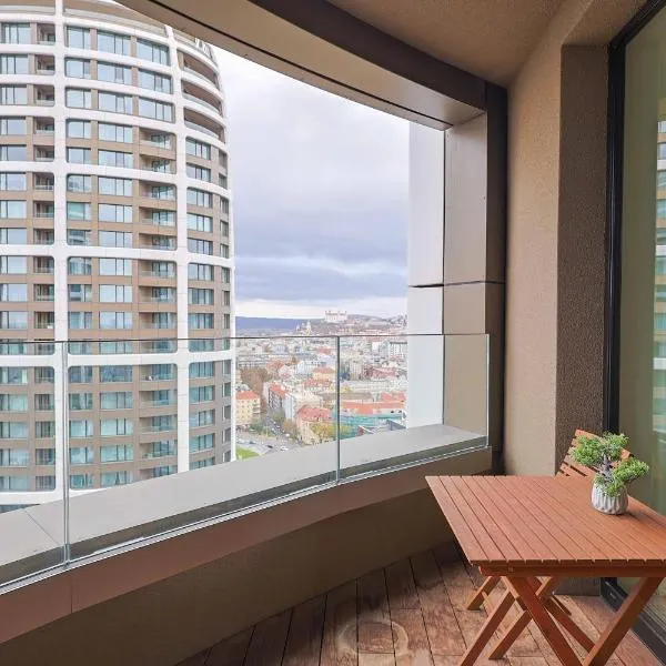 Skypark Tower 3-2 bedroom luxe apartment with free parking, hotel v destinaci Bratislava
