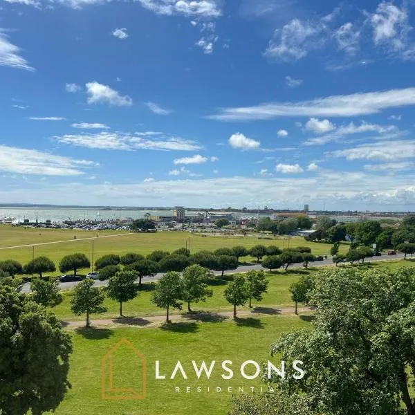 Luxury 3BR Penthouse with Sea Views، فندق في بورتسماوث
