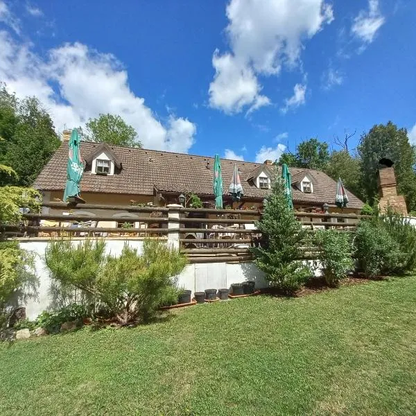 Penzion Hájovna U Dubu, готель у місті Карлштейн