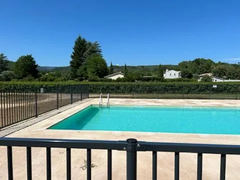 Terres de France - Le Domaine des Vans, hotel v destinaci Chambonas