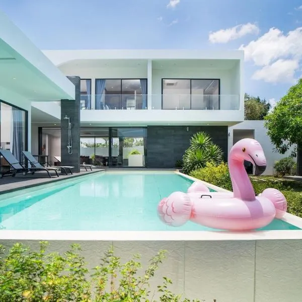 Ultra-Modern Tropical Pool Villa, hotel in Phuket