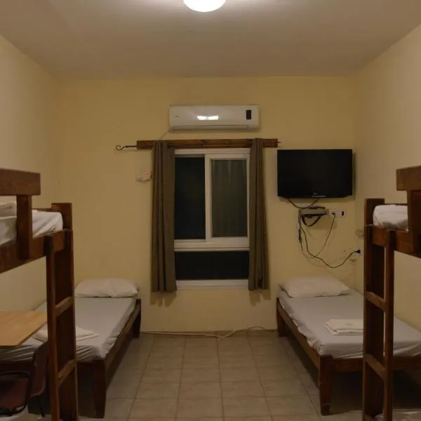 בית ספר שדה חצבה, hotel in H̱aẕeva