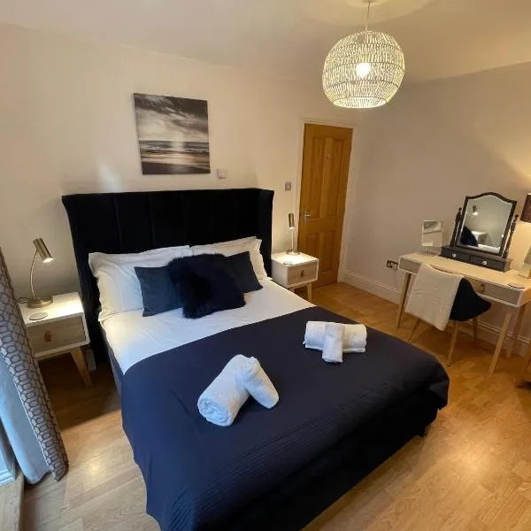 Central Whitby Ground Floor Dog Friendly Apartment Ideally Situated to Amenities Quiet Comfortable Location with Outside Space, hotel in Whitby