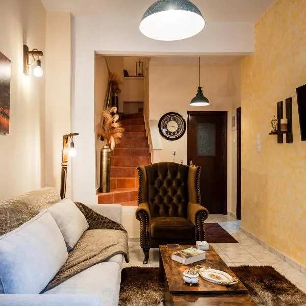 Old Town Rhapsody, Cosy 2-Floor Home with Rooftop Bathtub, BBQ & Lounge Under Sun Umbrellas, Hotel in Rethymno