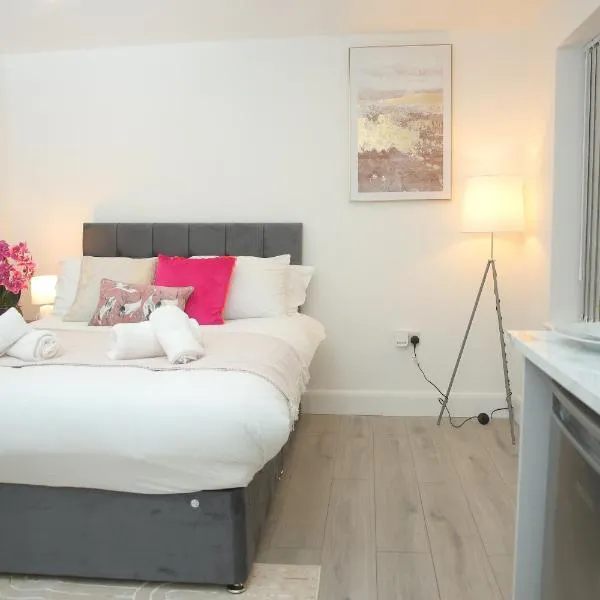 Luxury Private Ensuite and Kitchenette Room Near Luton Airport 4 Min Drive, hotel in Luton