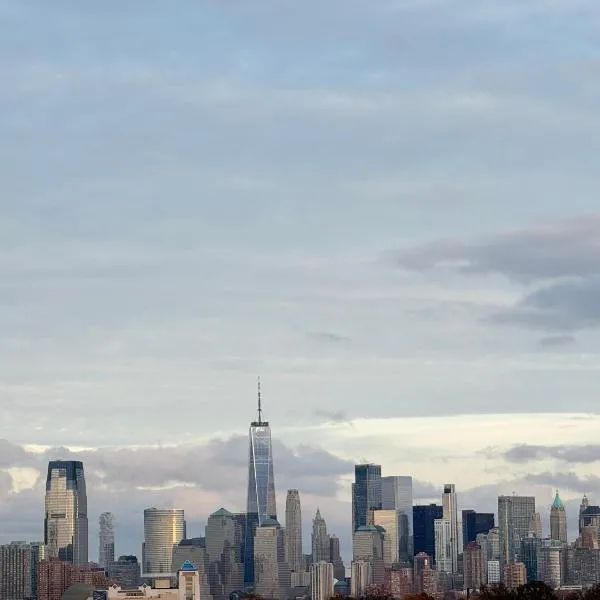 Stunning NYC rooftop views minutes away from NYC 2 bedroom 2 bath, hotel u gradu Džerzi Siti