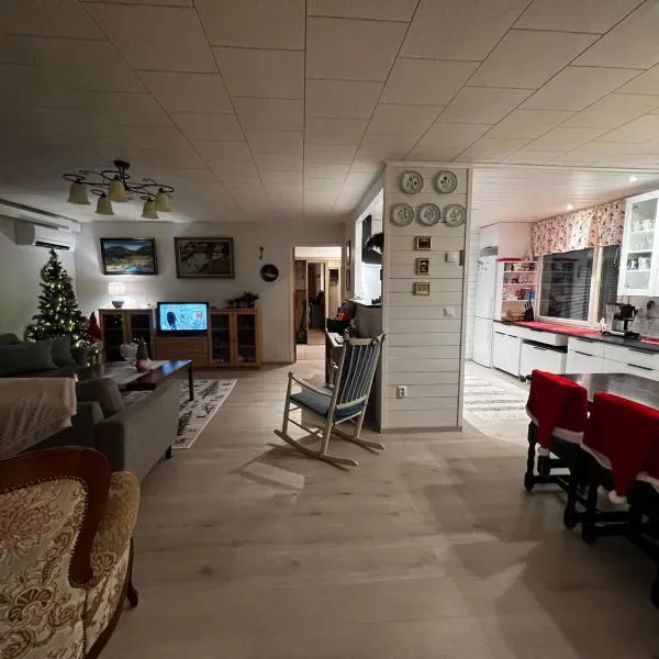 Villa Narikka, Tilava ja rauhallinen loma-asunto Kittilän keskustassa, hotel in Kittilä