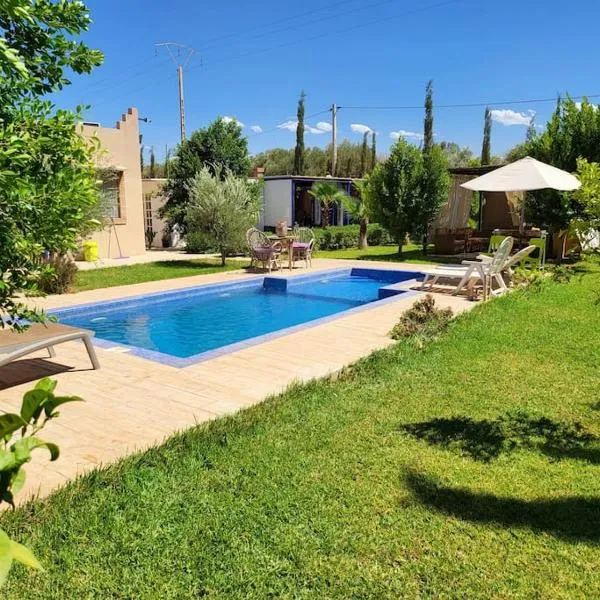 Villa Privée 1 Marrakech Piscine Chauffée En Option Sans Vis-à-vis pour famille et couple marié uniquement, hotel a Marràqueix