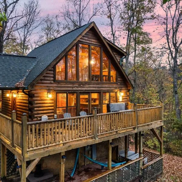 Deja View Serene Mountain Cabin for a Family Get-away with a Hot tub Sauna Fire pit that is Pet Friendly, hotel v destinaci Sevierville