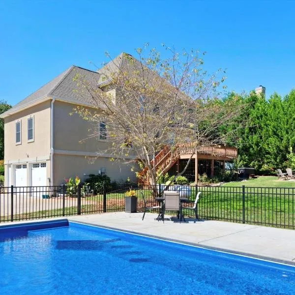 8-minutes to Downtown Asheville! Private Pool and Hot Tub | 4 Bathrooms En-suite, hotel v mestu Asheville