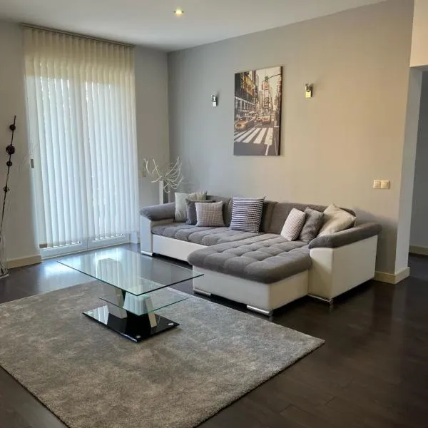Monika's Apartman, hotel in Érd
