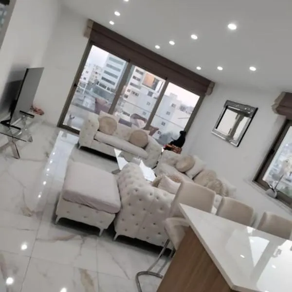 Luxury Apartment in Larnaca 2 Bedroom 1 Balcony, hotel in Larnaka