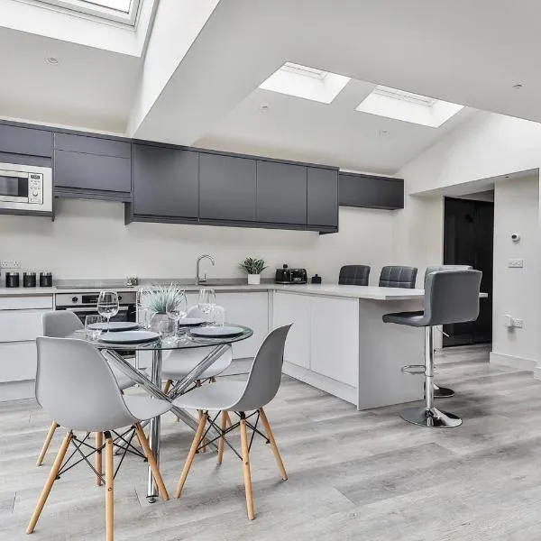 Spacious, Modern 2 Bed Apartment With Ensuites, hotel in Sheffield