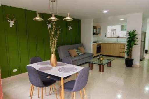 Beautiful, Luxurious, and Spacious Apt Envigado near El Poblado 101、エンビガドのホテル