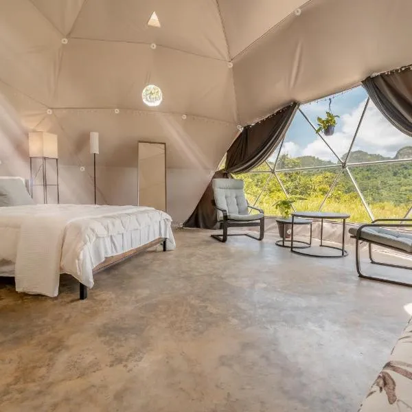 Unique Glamping Experience & Romantic Dome with Nature Escape and River, hotel v destinaci Jaguas