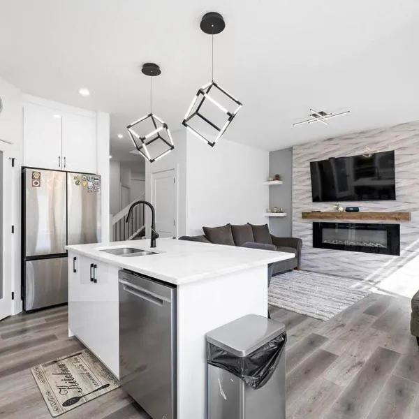 The Happy place - Luxurious, Cozy and Modern Home with Air-condition, Netflix, Free Parking close to Airport and West Edmonton Mall, hotel in Edmonton