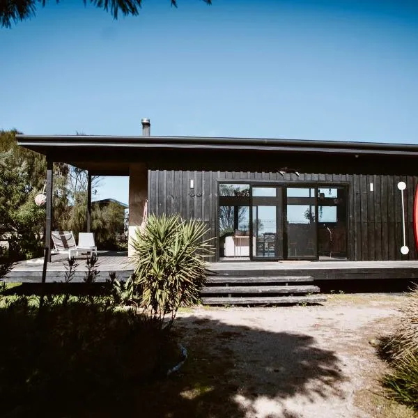 Sheoakes Beach House- East Coast Tas, hotel in Falmouth