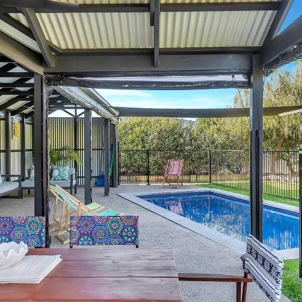 Port Parade - Poolside BBQs and Modern Beach Living, Hotel in Port Willunga
