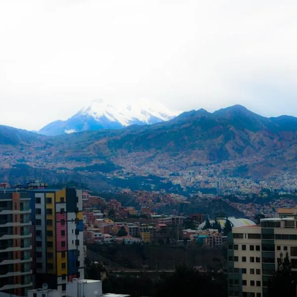 Comodo amplio con lindas vistas sector embajadas piso alto, hotel in La Paz