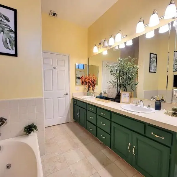 Spacious studio with two queen beds near Beverlywood 5 minutes to Rodeo Drive