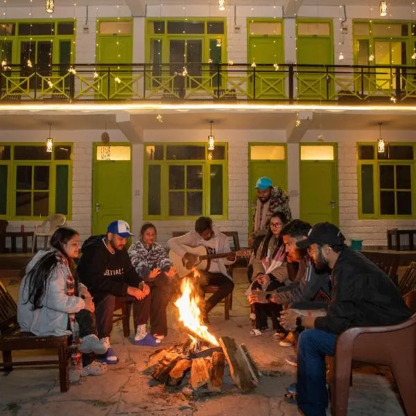Trippy Turtle Hostel, מלון במנאלי