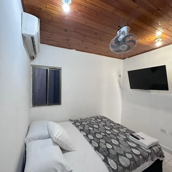 Casa con tres dormitorios y garaje, hotel in Montería