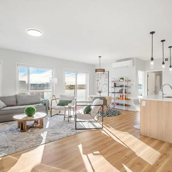 Large Open Concept Luxury Apartment with AC, 70" Smart TV with Netflix, Free Underground Parking & More, hotel em Calgary