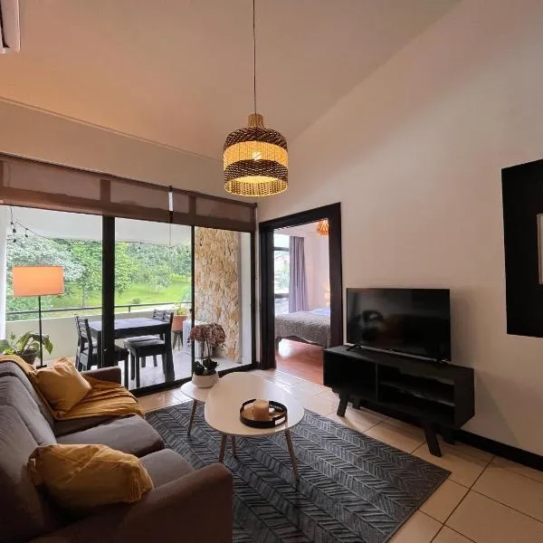 CR MARIPOSA RENTALS Mountain view near pool, hotel em Santa Ana