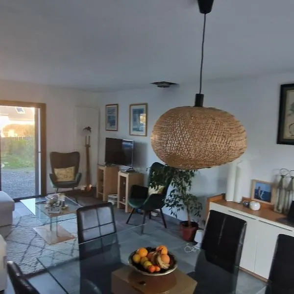 Maison moderne et chaleureuse, emplacement idéal, hotel v destinácii Arzon