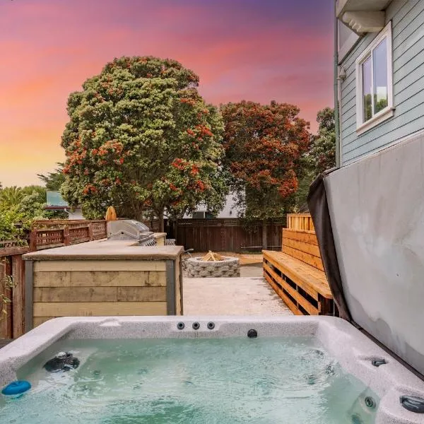 1 block to beach, Private Hot Tub, Fire Pit and BBQ, hotel in El Granada
