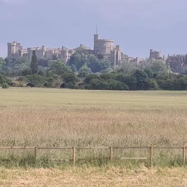 Family home, view of Windsor Castle, hotel in Dorney