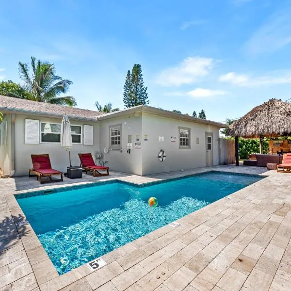 Boho Tiki Villa w Heated Saltwater Pool, King Beds & 6TVs، فندق في بوينتون بيتش