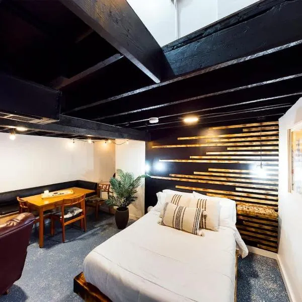 Chi-Town Hideout #B - Near Metra, khách sạn ở Berwyn