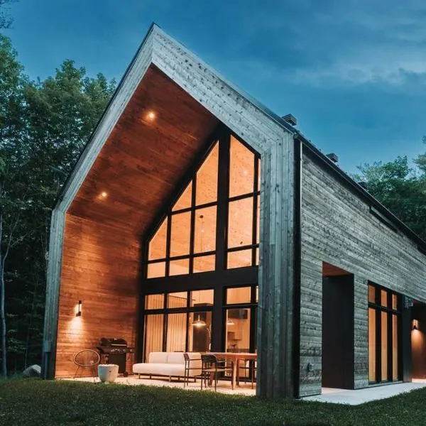 Luxurious Forest Getaway with Spa Near Tremblant, hôtel à Val-des-Lacs