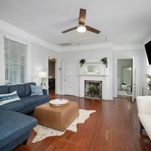 Lovely & Historical 3BR - Balcony - Central Location, hotel v destinaci Charleston